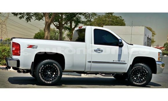 Buy Import Chevrolet Silverado White Car in Import - Dubai in Iles Buy Import Chevrolet Silverado White Car in Import - Dubai in Iles