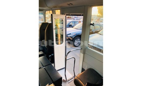 Acheter Import Voiture Toyota Coaster Blanc à Import - Dubai, Iles Acheter Import Voiture Toyota Coaster Blanc à Import - Dubai, Iles