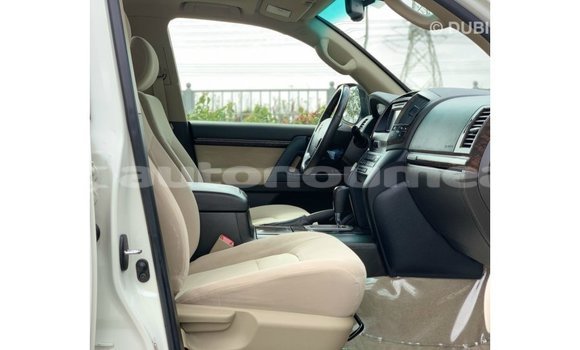Buy Import Toyota Land Cruiser White Car in Import - Dubai in Iles Buy Import Toyota Land Cruiser White Car in Import - Dubai in Iles