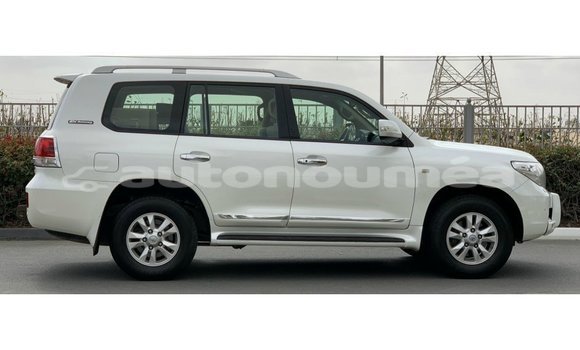 Buy Import Toyota Land Cruiser White Car in Import - Dubai in Iles Buy Import Toyota Land Cruiser White Car in Import - Dubai in Iles