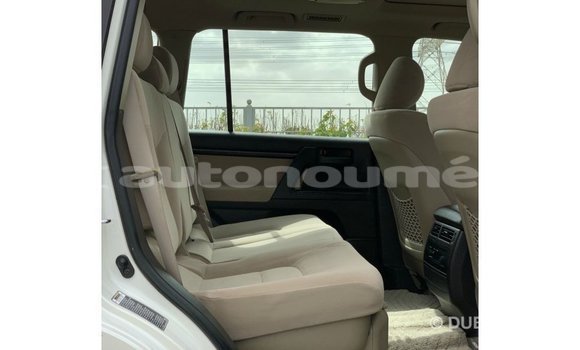 Buy Import Toyota Land Cruiser White Car in Import - Dubai in Iles Buy Import Toyota Land Cruiser White Car in Import - Dubai in Iles