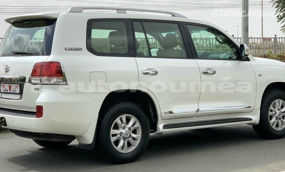 Buy Import Toyota Land Cruiser White Car in Import - Dubai in Iles Buy Import Toyota Land Cruiser White Car in Import - Dubai in Iles