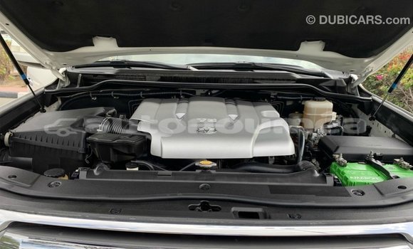 Buy Import Toyota Land Cruiser White Car in Import - Dubai in Iles Buy Import Toyota Land Cruiser White Car in Import - Dubai in Iles