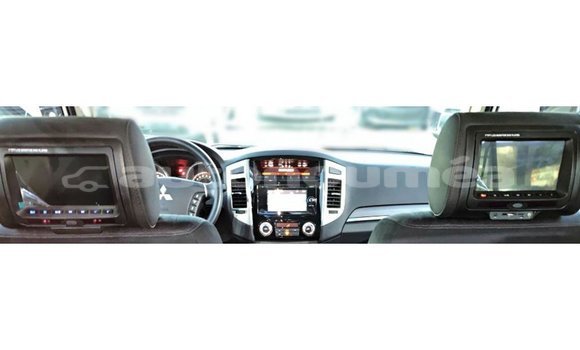 Acheter Import Voiture Mitsubishi Pajero Blanc à Import - Dubai, Iles Acheter Import Voiture Mitsubishi Pajero Blanc à Import - Dubai, Iles