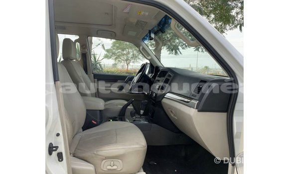 Acheter Import Voiture Mitsubishi Pajero Blanc à Import - Dubai, Iles Acheter Import Voiture Mitsubishi Pajero Blanc à Import - Dubai, Iles