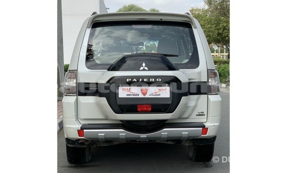 Acheter Import Voiture Mitsubishi Pajero Blanc à Import - Dubai, Iles Acheter Import Voiture Mitsubishi Pajero Blanc à Import - Dubai, Iles