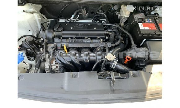 Buy Import Hyundai Accent White Car in Import - Dubai in Iles Buy Import Hyundai Accent White Car in Import - Dubai in Iles