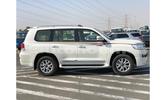 Acheter Import Voiture Toyota Land Cruiser Blanc à Import - Dubai, Iles Acheter Import Voiture Toyota Land Cruiser Blanc à Import - Dubai, Iles