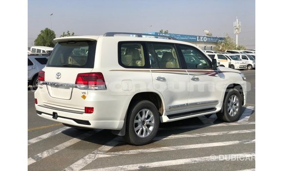 Acheter Import Voiture Toyota Land Cruiser Blanc à Import - Dubai, Iles Acheter Import Voiture Toyota Land Cruiser Blanc à Import - Dubai, Iles