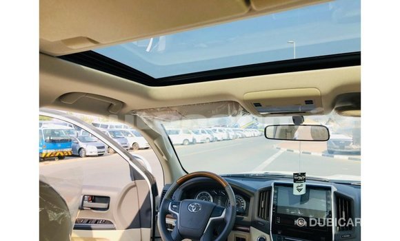 Acheter Import Voiture Toyota Land Cruiser Blanc à Import - Dubai, Iles Acheter Import Voiture Toyota Land Cruiser Blanc à Import - Dubai, Iles