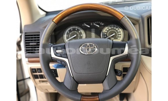 Acheter Import Voiture Toyota Land Cruiser Blanc à Import - Dubai, Iles Acheter Import Voiture Toyota Land Cruiser Blanc à Import - Dubai, Iles