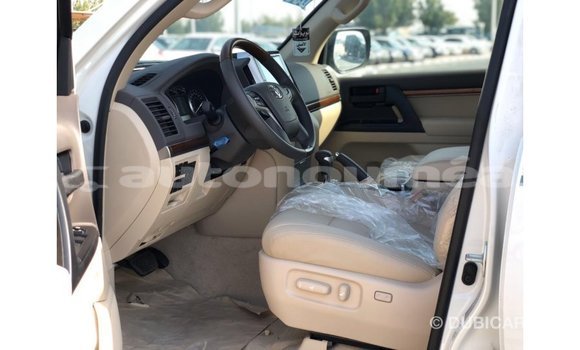 Acheter Import Voiture Toyota Land Cruiser Blanc à Import - Dubai, Iles Acheter Import Voiture Toyota Land Cruiser Blanc à Import - Dubai, Iles
