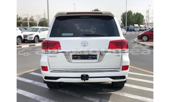 Buy Import Toyota Land Cruiser White Car in Import - Dubai in Iles Buy Import Toyota Land Cruiser White Car in Import - Dubai in Iles