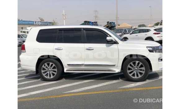 Buy Import Toyota Land Cruiser White Car in Import - Dubai in Iles Buy Import Toyota Land Cruiser White Car in Import - Dubai in Iles