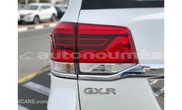 Buy Import Toyota Land Cruiser White Car in Import - Dubai in Iles Buy Import Toyota Land Cruiser White Car in Import - Dubai in Iles