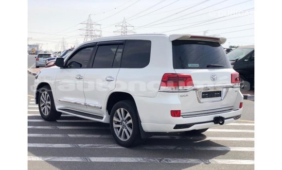 Buy Import Toyota Land Cruiser White Car in Import - Dubai in Iles Buy Import Toyota Land Cruiser White Car in Import - Dubai in Iles