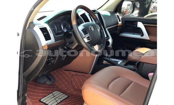 Buy Import Toyota Land Cruiser White Car in Import - Dubai in Iles Buy Import Toyota Land Cruiser White Car in Import - Dubai in Iles