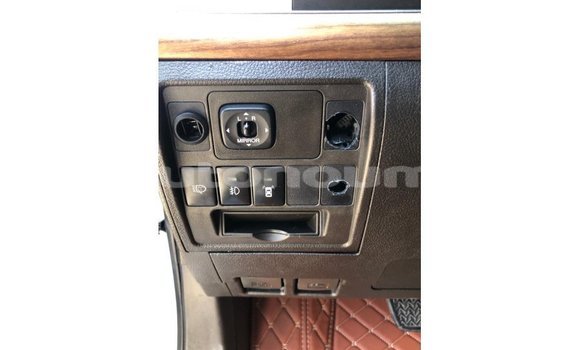 Buy Import Toyota Land Cruiser White Car in Import - Dubai in Iles Buy Import Toyota Land Cruiser White Car in Import - Dubai in Iles