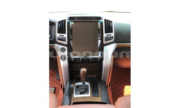 Buy Import Toyota Land Cruiser White Car in Import - Dubai in Iles Buy Import Toyota Land Cruiser White Car in Import - Dubai in Iles