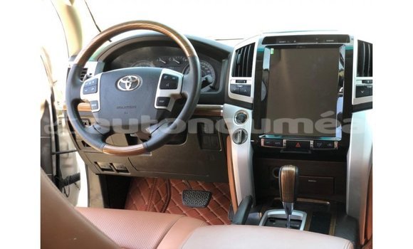 Buy Import Toyota Land Cruiser White Car in Import - Dubai in Iles Buy Import Toyota Land Cruiser White Car in Import - Dubai in Iles