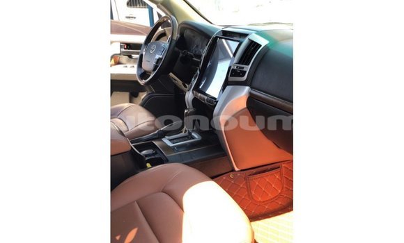 Buy Import Toyota Land Cruiser White Car in Import - Dubai in Iles Buy Import Toyota Land Cruiser White Car in Import - Dubai in Iles