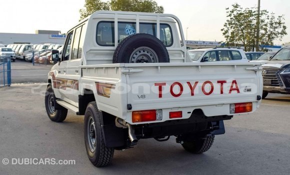 Acheter Import Voiture Toyota Land Cruiser Blanc à Import - Dubai, Iles Acheter Import Voiture Toyota Land Cruiser Blanc à Import - Dubai, Iles