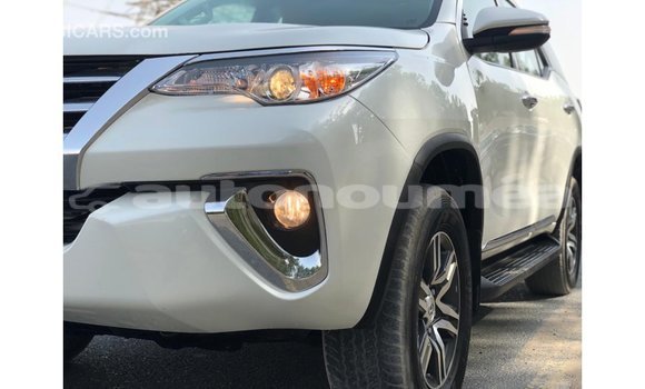 Acheter Import Voiture Toyota Fortuner Blanc à Import - Dubai, Iles Acheter Import Voiture Toyota Fortuner Blanc à Import - Dubai, Iles