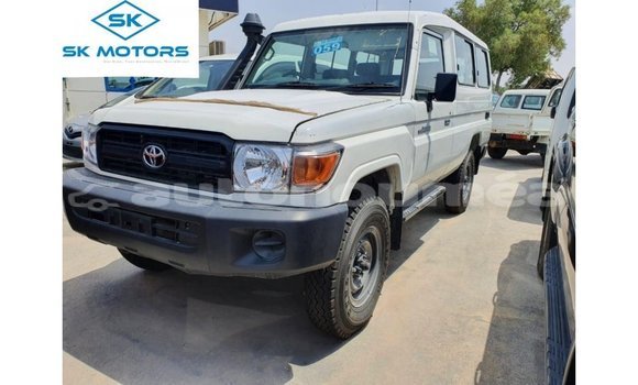 Buy Import Toyota Land Cruiser White Car in Import - Dubai in Iles