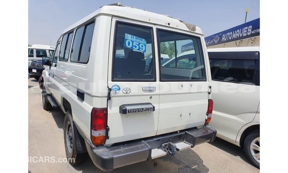 Acheter Import Voiture Toyota Land Cruiser Blanc à Import - Dubai, Iles Acheter Import Voiture Toyota Land Cruiser Blanc à Import - Dubai, Iles