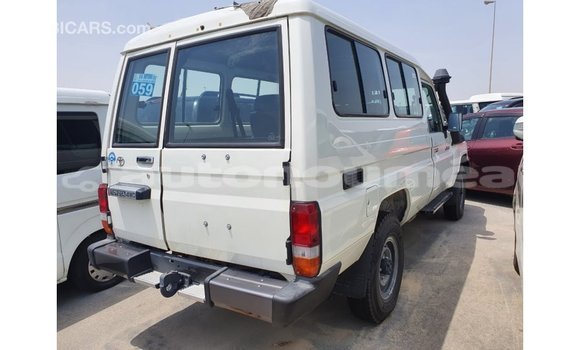 Acheter Import Voiture Toyota Land Cruiser Blanc à Import - Dubai, Iles Acheter Import Voiture Toyota Land Cruiser Blanc à Import - Dubai, Iles