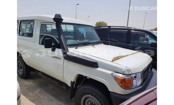 Acheter Import Voiture Toyota Land Cruiser Blanc à Import - Dubai, Iles Acheter Import Voiture Toyota Land Cruiser Blanc à Import - Dubai, Iles