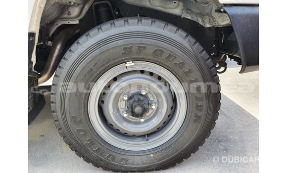 Acheter Import Voiture Toyota Land Cruiser Blanc à Import - Dubai, Iles Acheter Import Voiture Toyota Land Cruiser Blanc à Import - Dubai, Iles