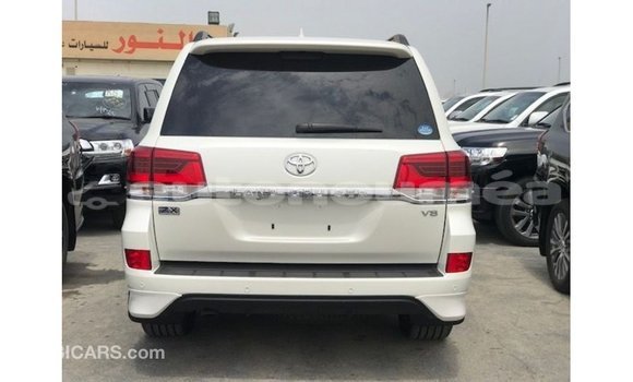 Buy Import Toyota Land Cruiser White Car in Import - Dubai in Iles Buy Import Toyota Land Cruiser White Car in Import - Dubai in Iles