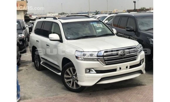 Buy Import Toyota Land Cruiser White Car in Import - Dubai in Iles Buy Import Toyota Land Cruiser White Car in Import - Dubai in Iles