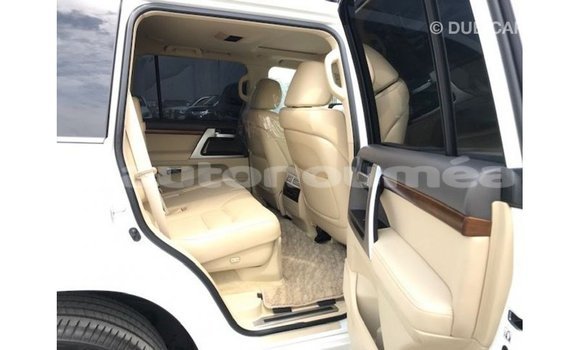 Buy Import Toyota Land Cruiser White Car in Import - Dubai in Iles Buy Import Toyota Land Cruiser White Car in Import - Dubai in Iles