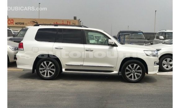 Buy Import Toyota Land Cruiser White Car in Import - Dubai in Iles Buy Import Toyota Land Cruiser White Car in Import - Dubai in Iles