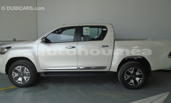 Acheter Import Voiture Toyota Hilux Blanc à Import - Dubai, Iles Acheter Import Voiture Toyota Hilux Blanc à Import - Dubai, Iles