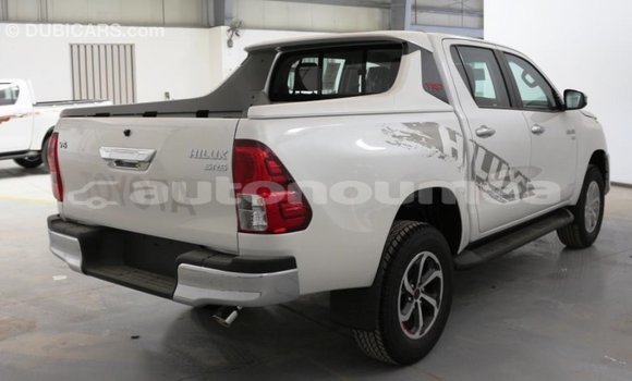 Acheter Import Voiture Toyota Hilux Blanc à Import - Dubai, Iles Acheter Import Voiture Toyota Hilux Blanc à Import - Dubai, Iles