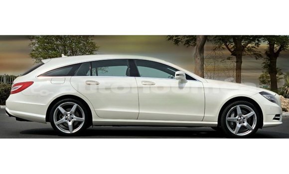 Buy Import Mercedes-Benz 190 White Car in Import - Dubai in Iles Buy Import Mercedes-Benz 190 White Car in Import - Dubai in Iles
