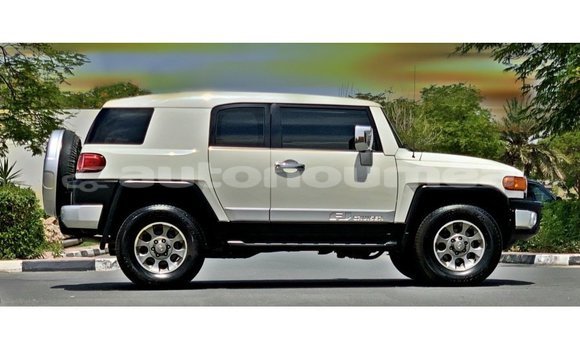 Acheter Import Voiture Toyota FJ Cruiser Blanc à Import - Dubai, Iles Acheter Import Voiture Toyota FJ Cruiser Blanc à Import - Dubai, Iles