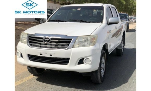 Buy Import Toyota Hilux White Car in Import - Dubai in Iles