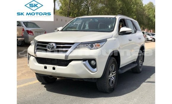 Acheter Import Voiture Toyota Fortuner Blanc à Import - Dubai, Iles Acheter Import Voiture Toyota Fortuner Blanc à Import - Dubai, Iles