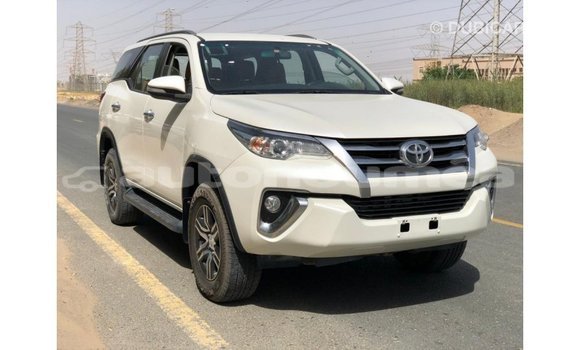 Acheter Import Voiture Toyota Fortuner Blanc à Import - Dubai, Iles Acheter Import Voiture Toyota Fortuner Blanc à Import - Dubai, Iles