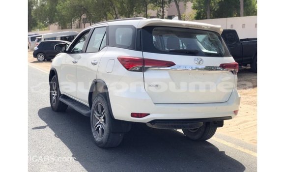 Acheter Import Voiture Toyota Fortuner Blanc à Import - Dubai, Iles Acheter Import Voiture Toyota Fortuner Blanc à Import - Dubai, Iles