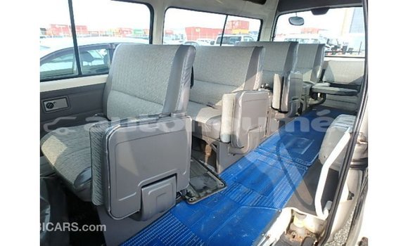 Acheter Import Voiture Nissan Caravan Blanc à Import - Dubai, Iles Acheter Import Voiture Nissan Caravan Blanc à Import - Dubai, Iles
