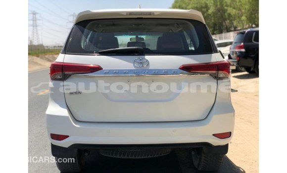 Acheter Import Voiture Toyota Fortuner Blanc à Import - Dubai, Iles Acheter Import Voiture Toyota Fortuner Blanc à Import - Dubai, Iles
