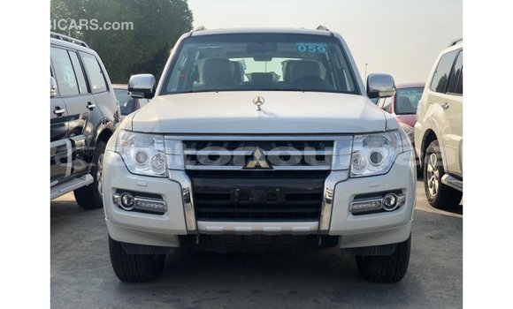Acheter Import Voiture Mitsubishi Pajero Noir à Import - Dubai, Iles Acheter Import Voiture Mitsubishi Pajero Noir à Import - Dubai, Iles