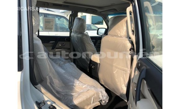 Acheter Import Voiture Mitsubishi Pajero Noir à Import - Dubai, Iles Acheter Import Voiture Mitsubishi Pajero Noir à Import - Dubai, Iles