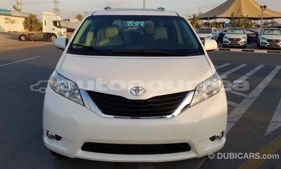 Acheter Import Voiture Toyota Sienna Blanc à Import - Dubai, Iles Acheter Import Voiture Toyota Sienna Blanc à Import - Dubai, Iles