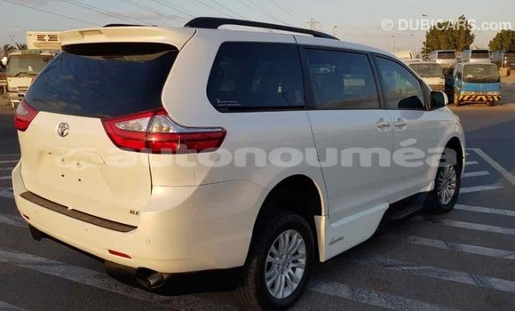 Acheter Import Voiture Toyota Sienna Blanc à Import - Dubai, Iles Acheter Import Voiture Toyota Sienna Blanc à Import - Dubai, Iles